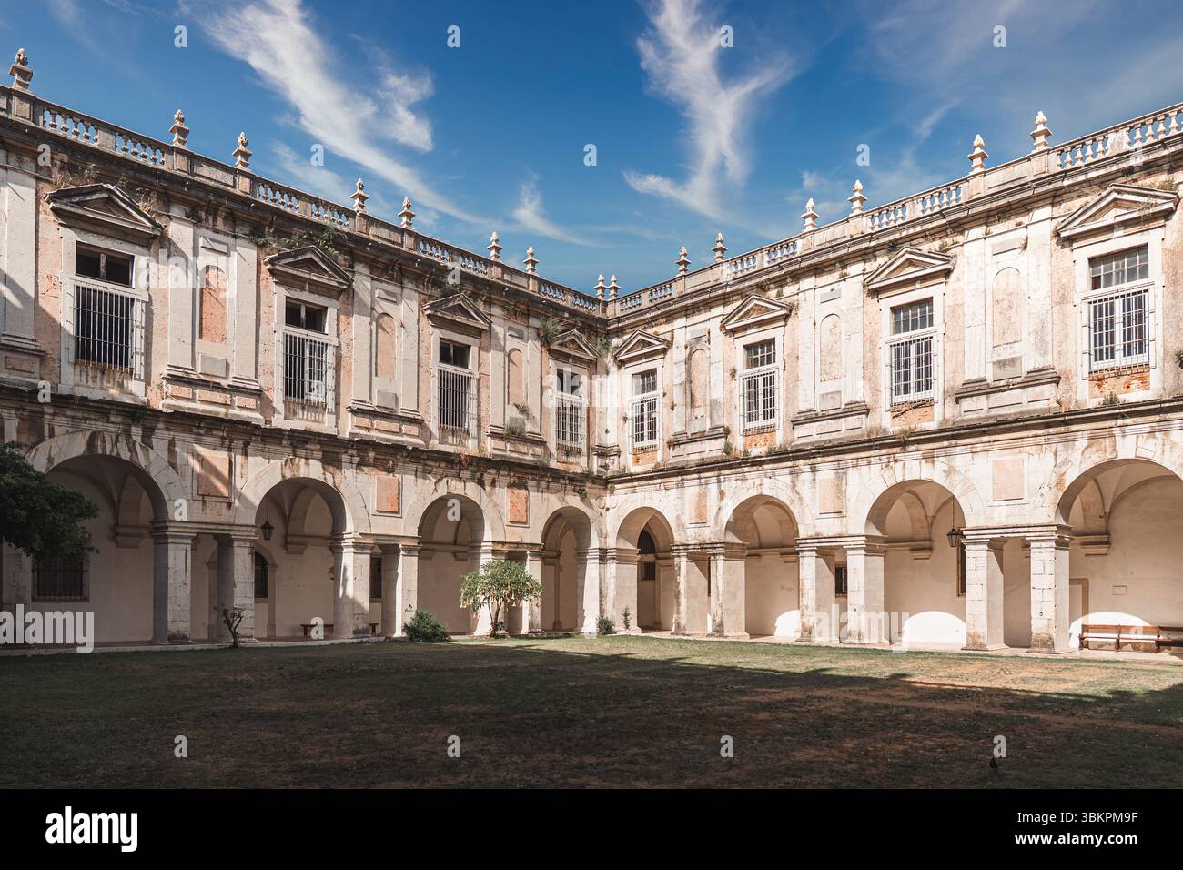 Elegante cortile di un vecchio monastero di Lisbona con passaggi ad arco, pietra intemprata e architettura classica, ideale per la storia, i viaggi, e immagini del patrimonio culturale. Foto Stock