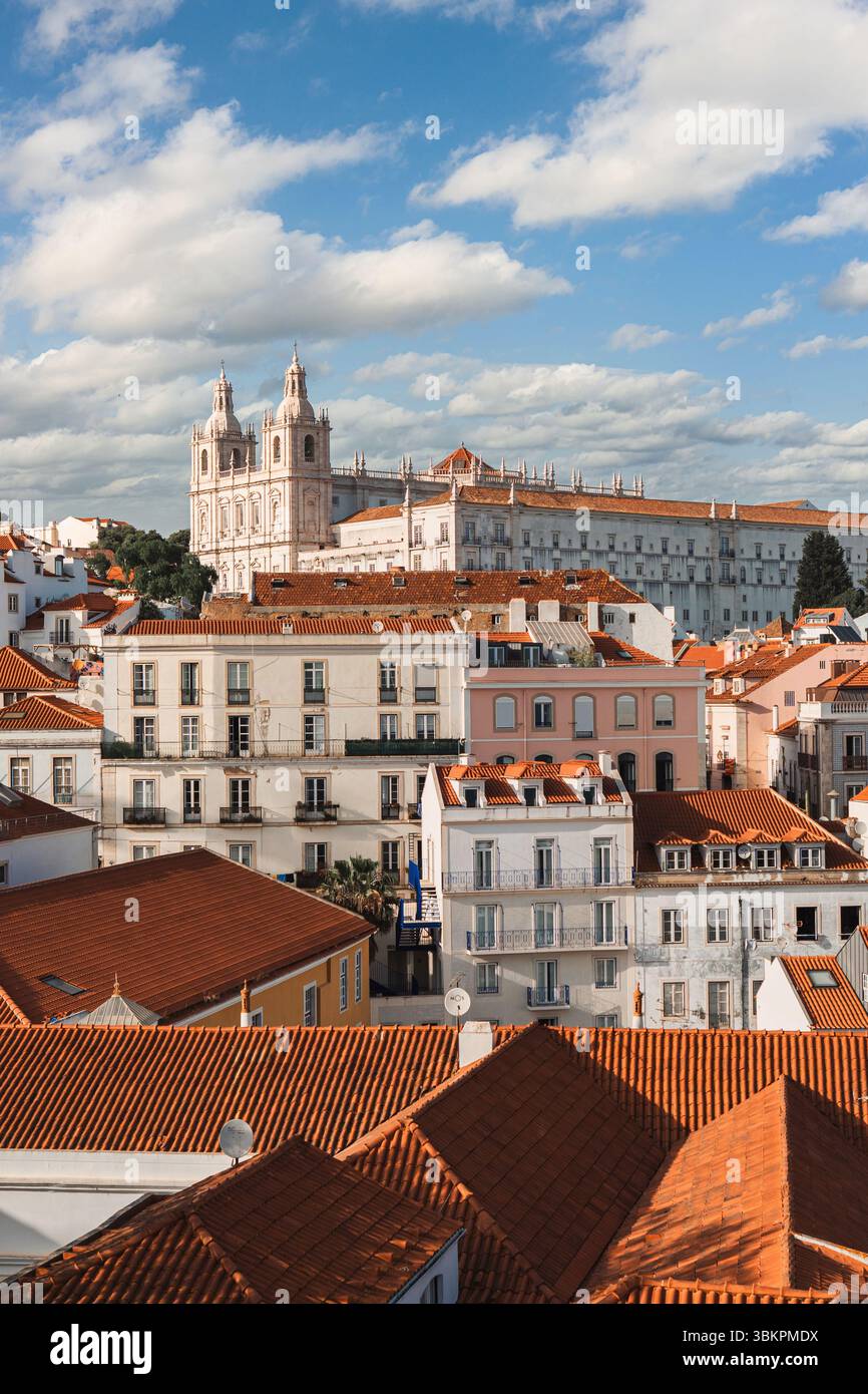 Vista panoramica del quartiere Alfama di Lisbona con i tradizionali tetti rossi e lo storico monastero di Sao Vicente de Fora, perfetto per viaggi, architettura, Foto Stock