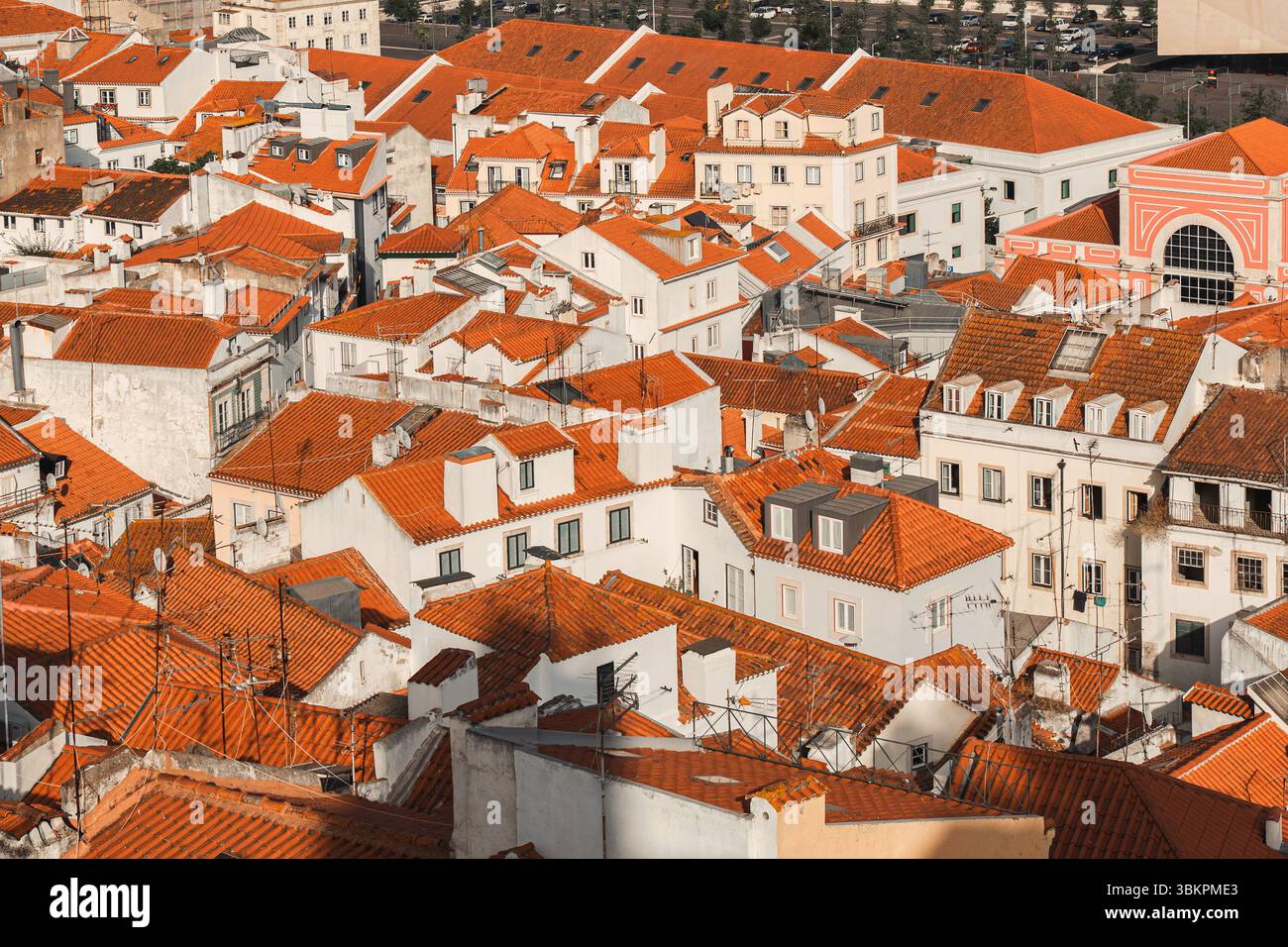 Una vista panoramica dei caratteristici tetti di Lisbona con tegole rosse, che mostrano l'architettura storica e il fascino urbano, perfetto per viaggi, cultura e paesaggi urbani ispirati Foto Stock
