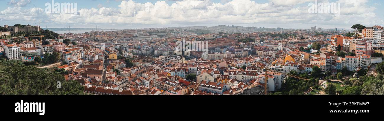 Splendida foto panoramica di Lisbona, Portogallo, che mostra i tetti storici della città, il castello di Sao Jorge e lo skyline panoramico. Ideale per viaggi, turismo, Foto Stock