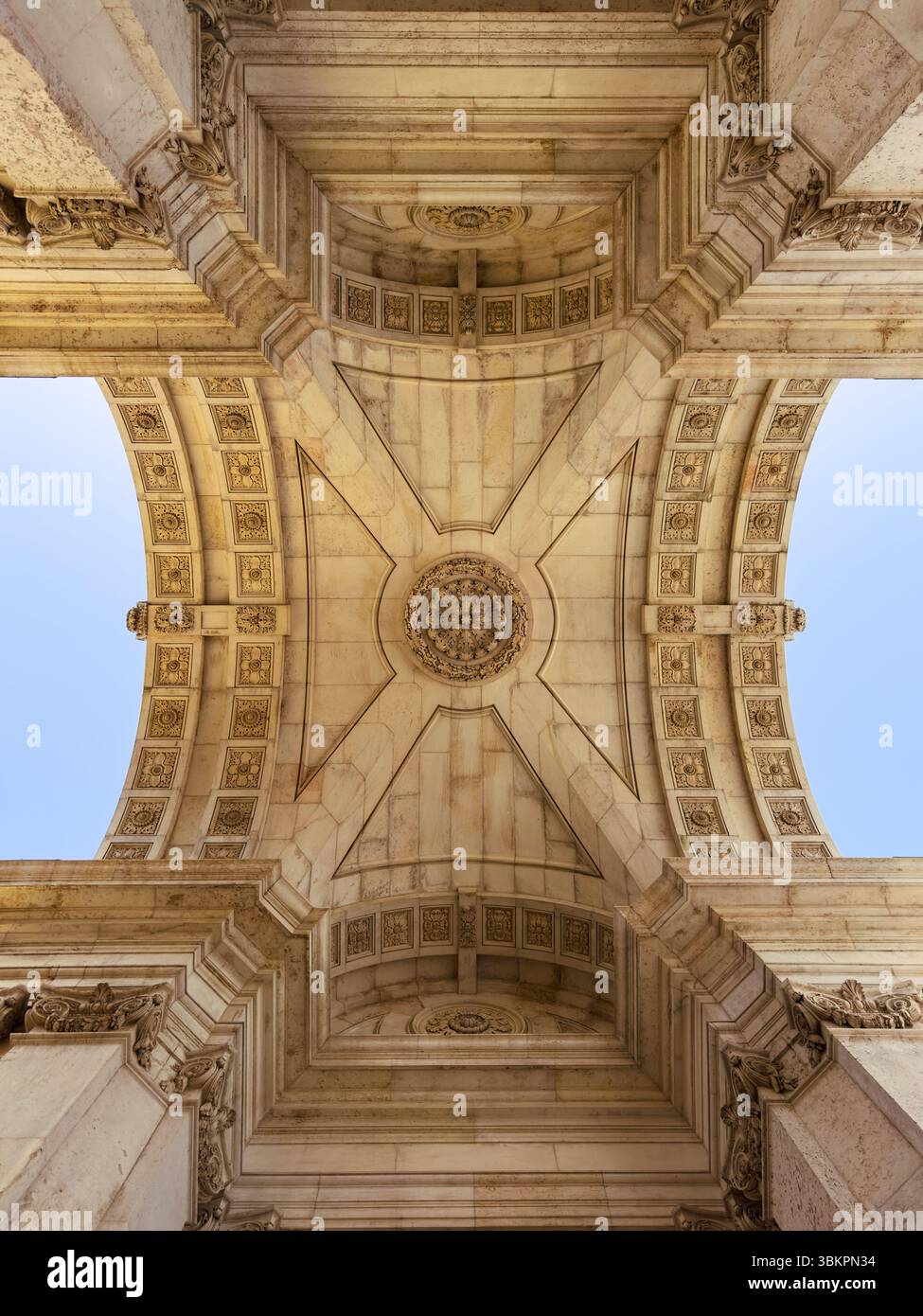 Guardando verso l'alto le intricate pietre e le sculture decorative di un grande soffitto ad arco a Lisbona, perfetto per l'architettura, i viaggi e l'ispirazione storica del design. Foto Stock