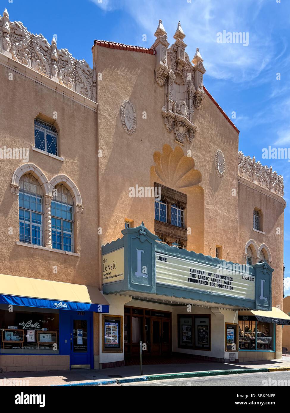 Il Lensic Theatre, un punto di riferimento e tesoro locale di offerte di intrattenimento per la comunità di Santa Fe nel New Mexico settentrionale Foto Stock