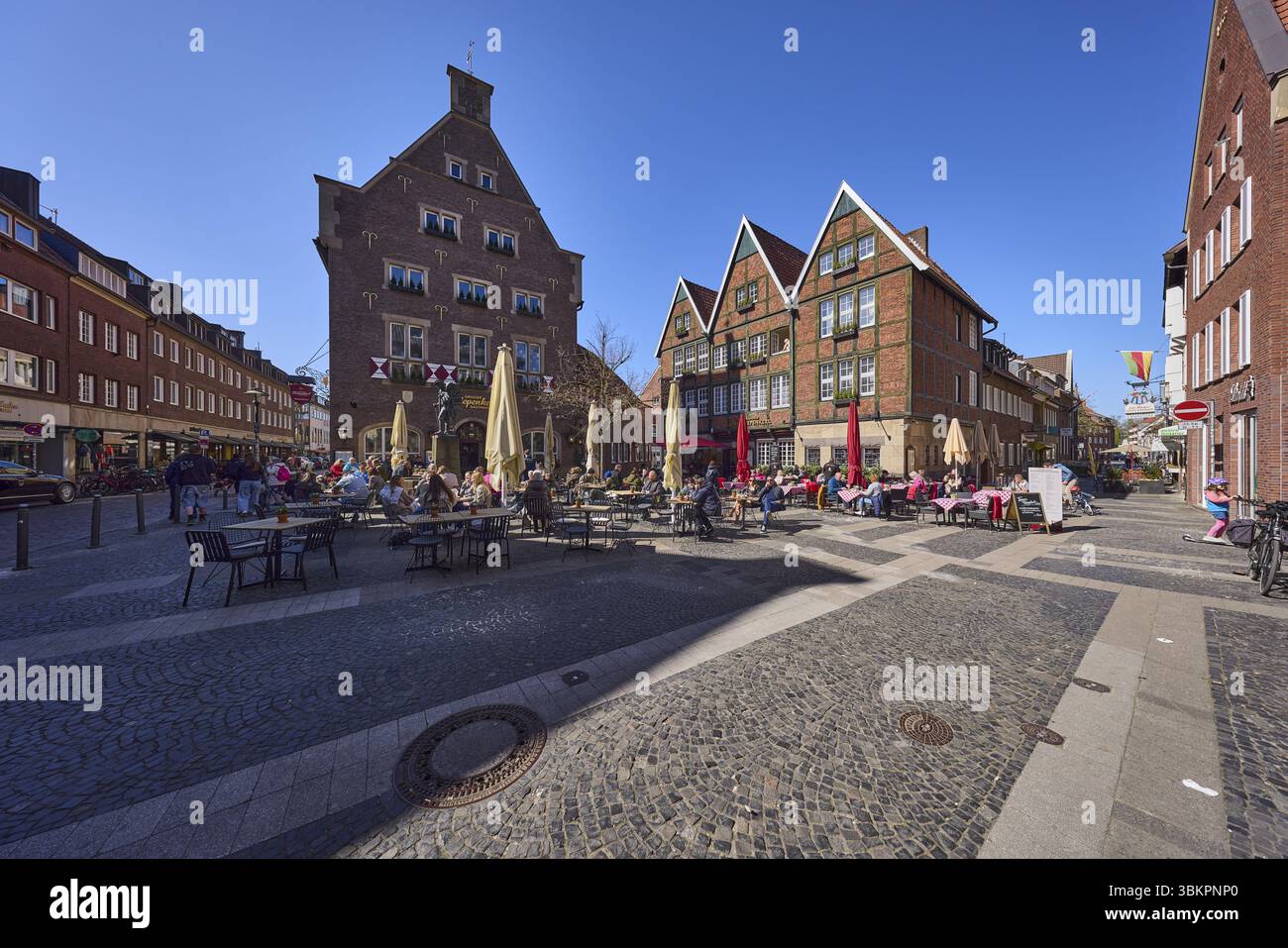 Gasthaus Grosser Kiepenkerl, area esterna di un ristorante, edificio in mattoni, zona pedonale, cielo azzurro senza nuvole, Spiekerhof, Bergstrasse, Muenster, Mue Foto Stock