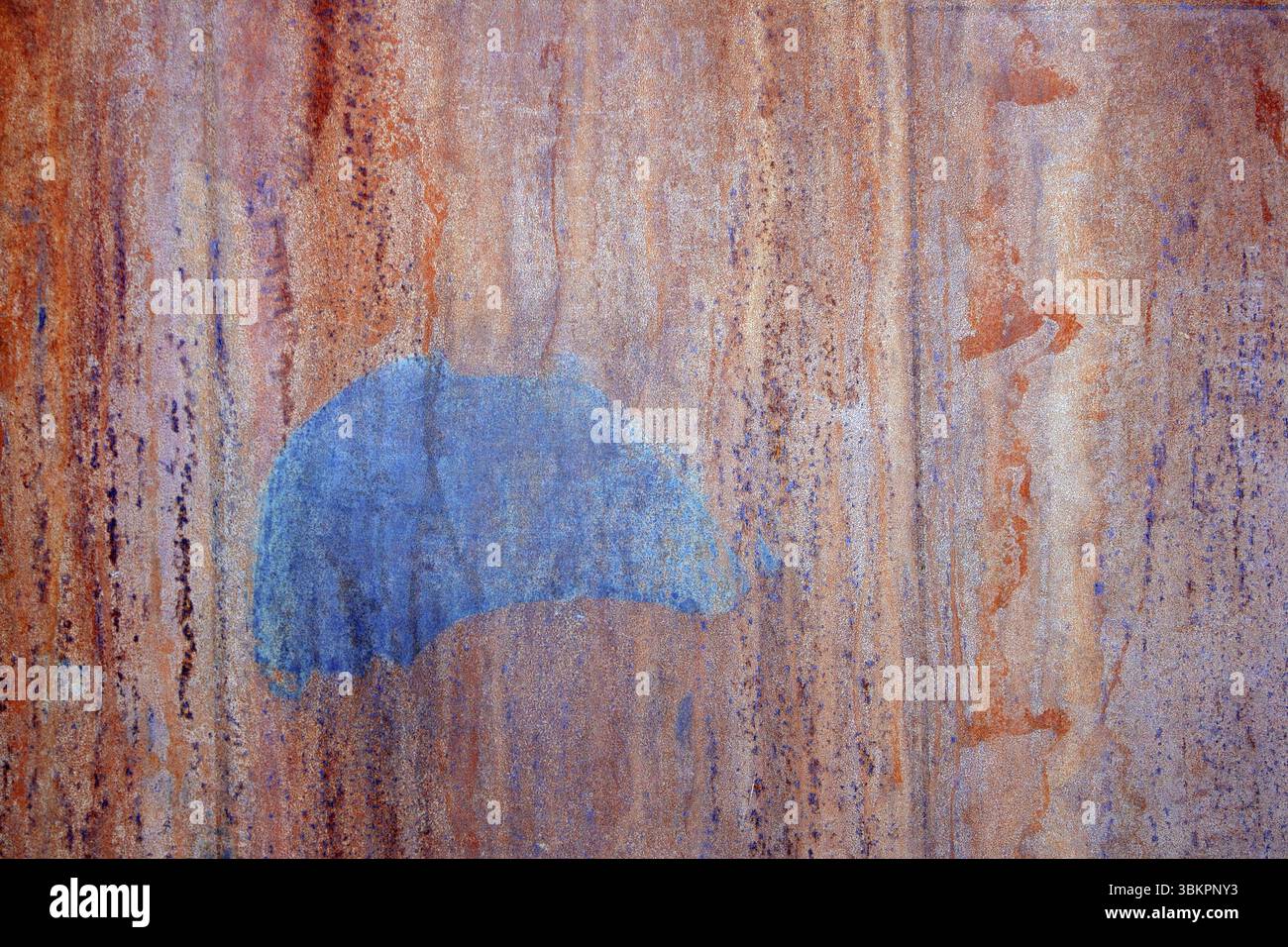 Lamiera di ferro con macchie di vernice rosse e blu, messa a fuoco selettiva Foto Stock