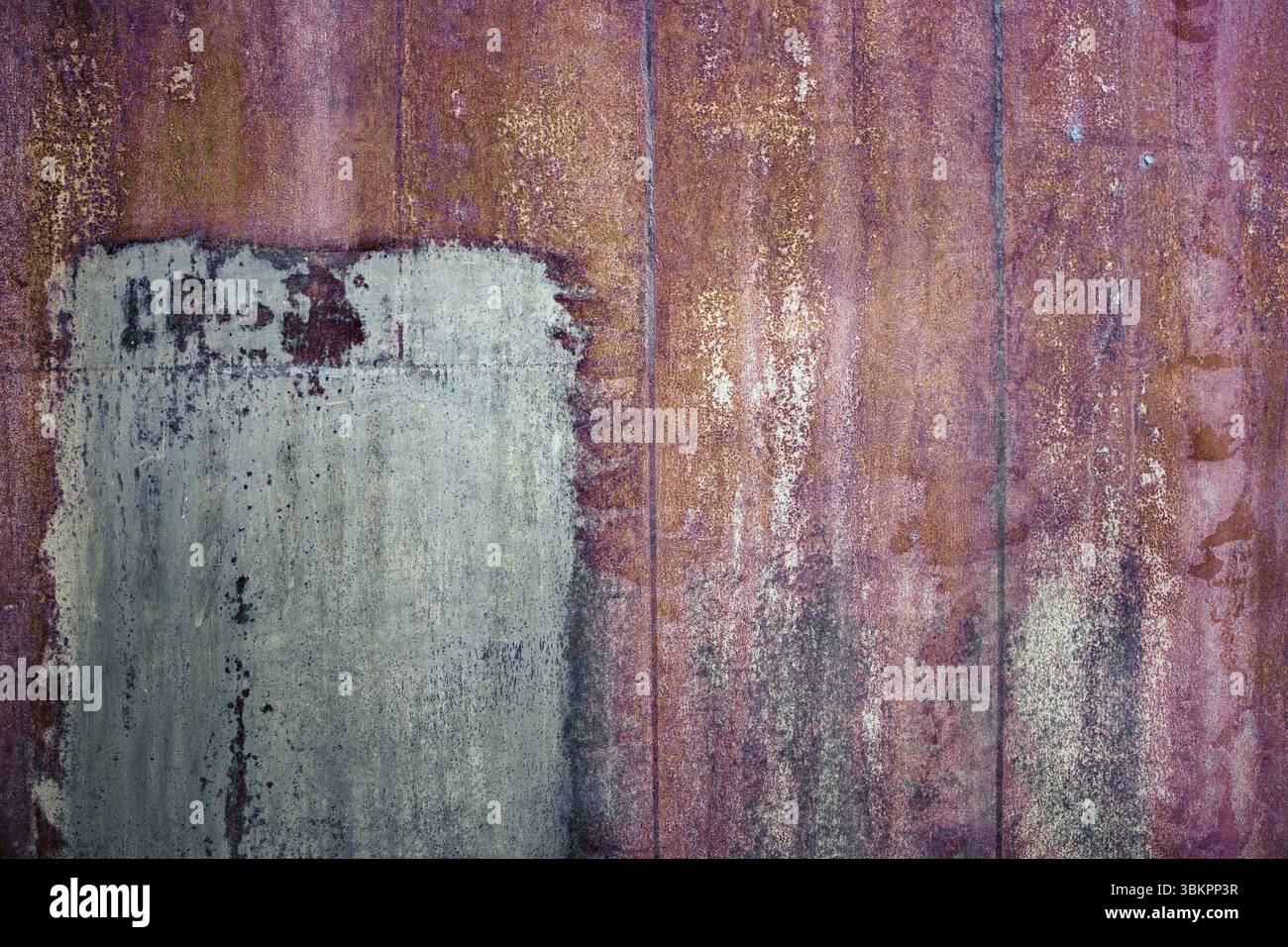 Lastra di ferro arrugginita con corrosione, messa a fuoco selettiva, fondo testurizzato Foto Stock