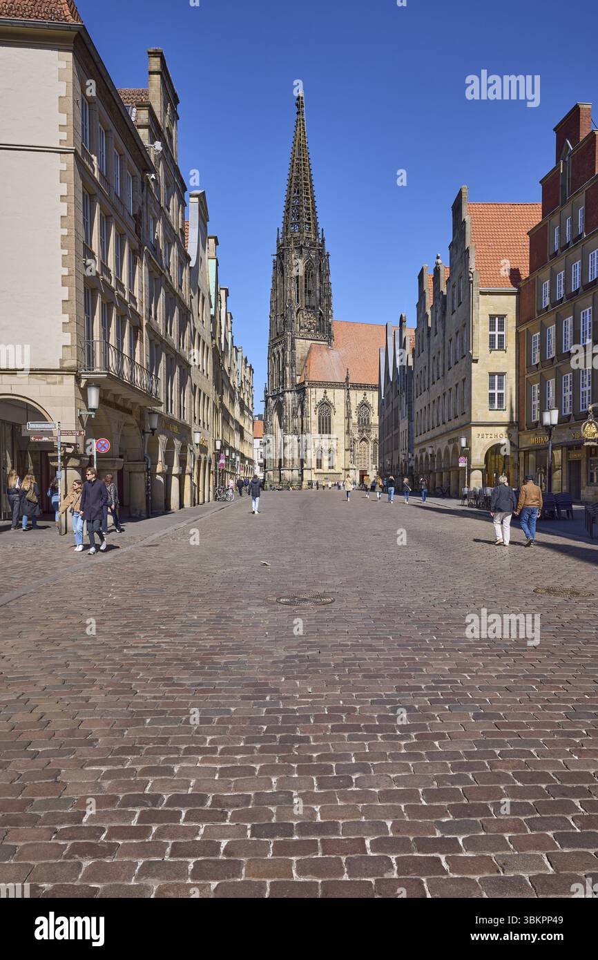 St. Lamberti, chiesa, stile architettonico neogotico, edifici storici, gables, città vecchia, pedoni come accessori, cielo blu senza nuvole, Prinzipalm Foto Stock