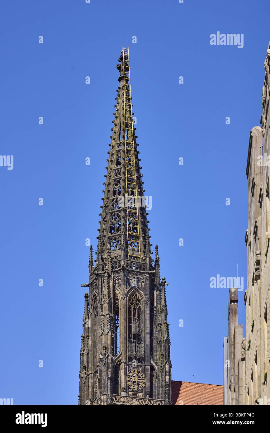 St. Lamberti, chiesa dei Lamberti, torre della chiesa, architettura gotica, installazione, scala verso il cielo, artista Billi Thanner, timpano, cielo blu senza nuvole, PRI Foto Stock