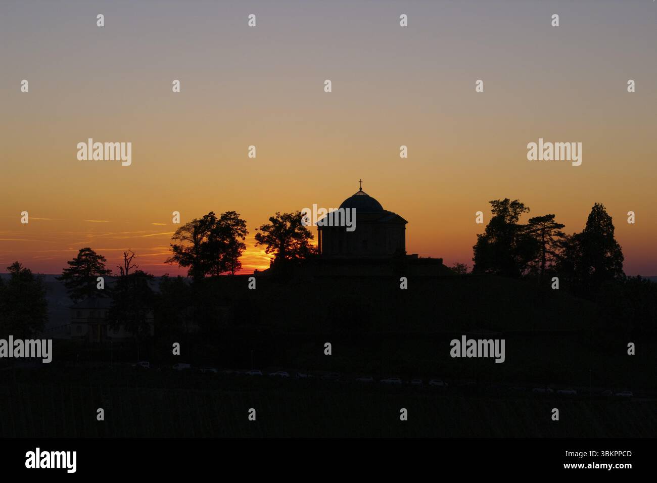 Sagoma di una cappella con alberi al tramonto, atmosfera tranquilla e tranquilla, Zum Wuerttemberg, tomba, quartiere Rotenberg, Stoccarda, Baden-W. Foto Stock
