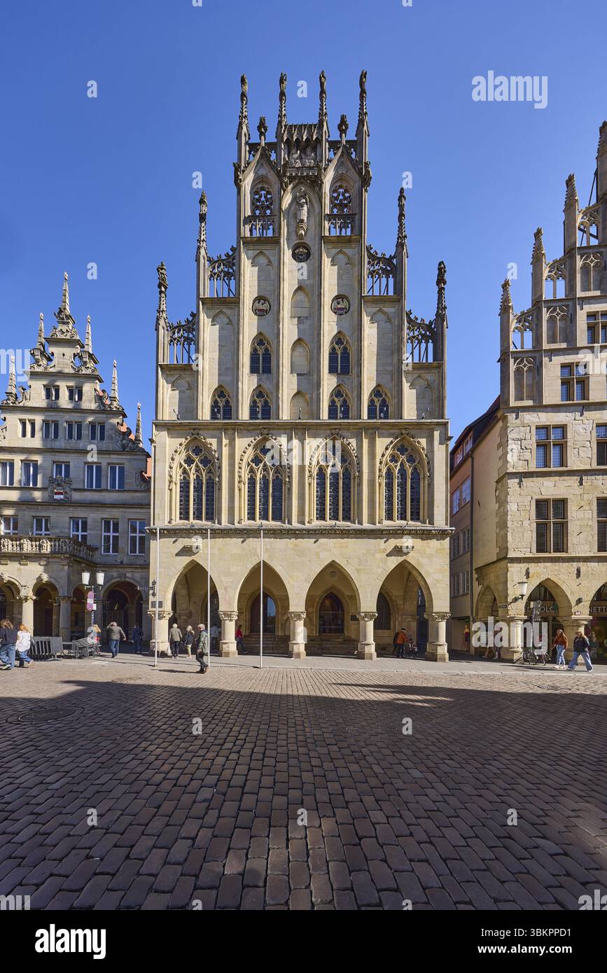 Storico municipio, facciata, finestre, portici, timpano, strada acciottolata, pedoni come motivo secondario, cielo blu senza nuvole, incrocio Prinzipalmar Foto Stock