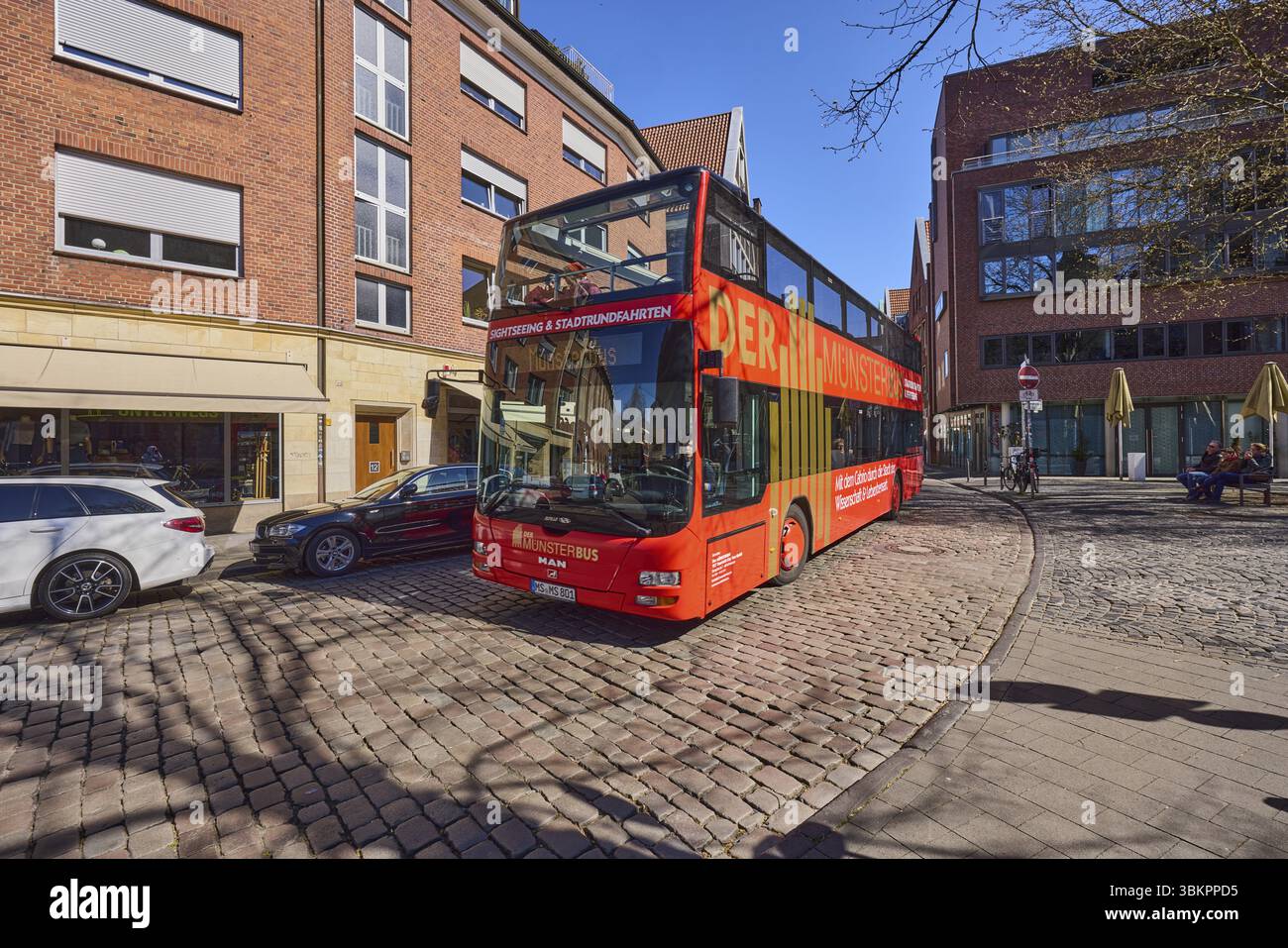 Il Muensterbus, autobus per escursioni in città, turismo, architettura generale, strada acciottolata, cielo azzurro senza nuvole, Rosenstrasse, Muenster, Muensterland, Inde Foto Stock