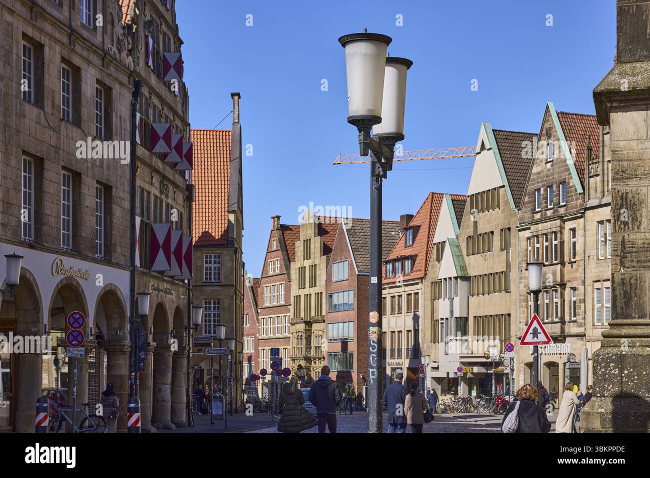 Città vecchia, edifici storici, lanterna, pedoni come motivo secondario, cielo azzurro senza nuvole, Prinzipalmarkt, Drubbel, Muenster, MUENSTERLAND, indipendente Foto Stock