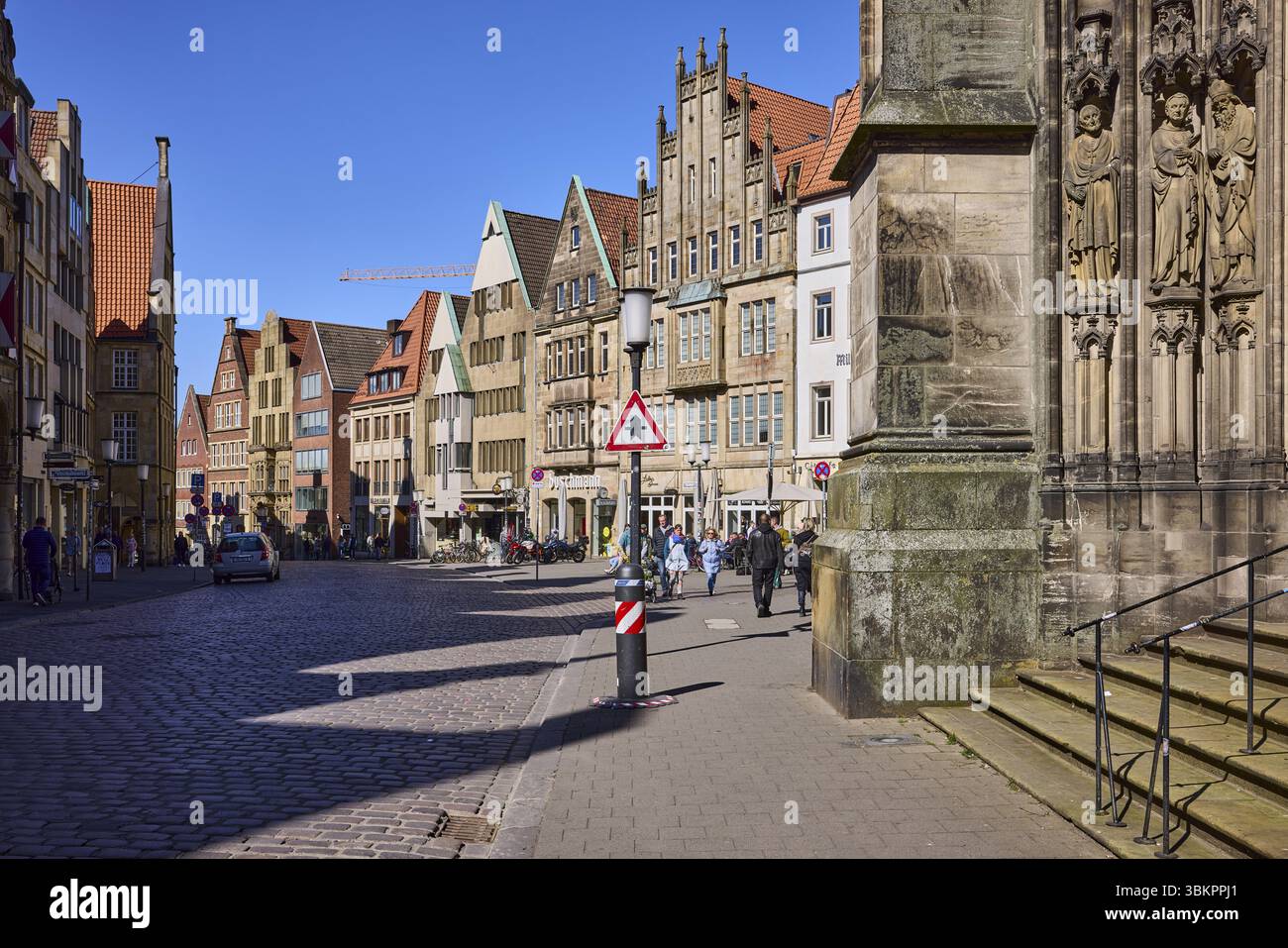 Centro storico, edifici storici, lanterna, portale d'ingresso, chiesa Lamberti, St. Lamberti, scale, pedoni come motivo secondario, cielo azzurro senza nuvole, P. Foto Stock