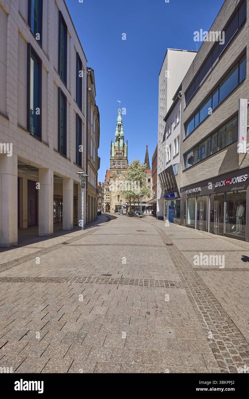 Zona pedonale, negozi al dettaglio, Stadthausturm, stile architettonico neo-rinascimentale, architetto Alfred Hensen, torre, cielo blu senza nuvole, Ludgeristrasse Foto Stock