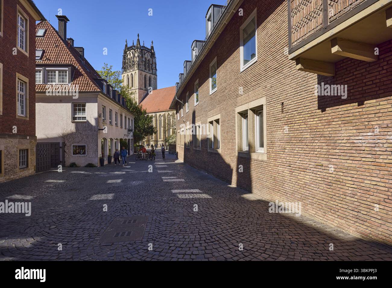 Liebfrauen-Ueberwasserkirche, chiesa, edificio residenziale, condomini, mattoni, cielo azzurro senza nuvole, strada Spiegelturm, Muenster, Muenst Foto Stock