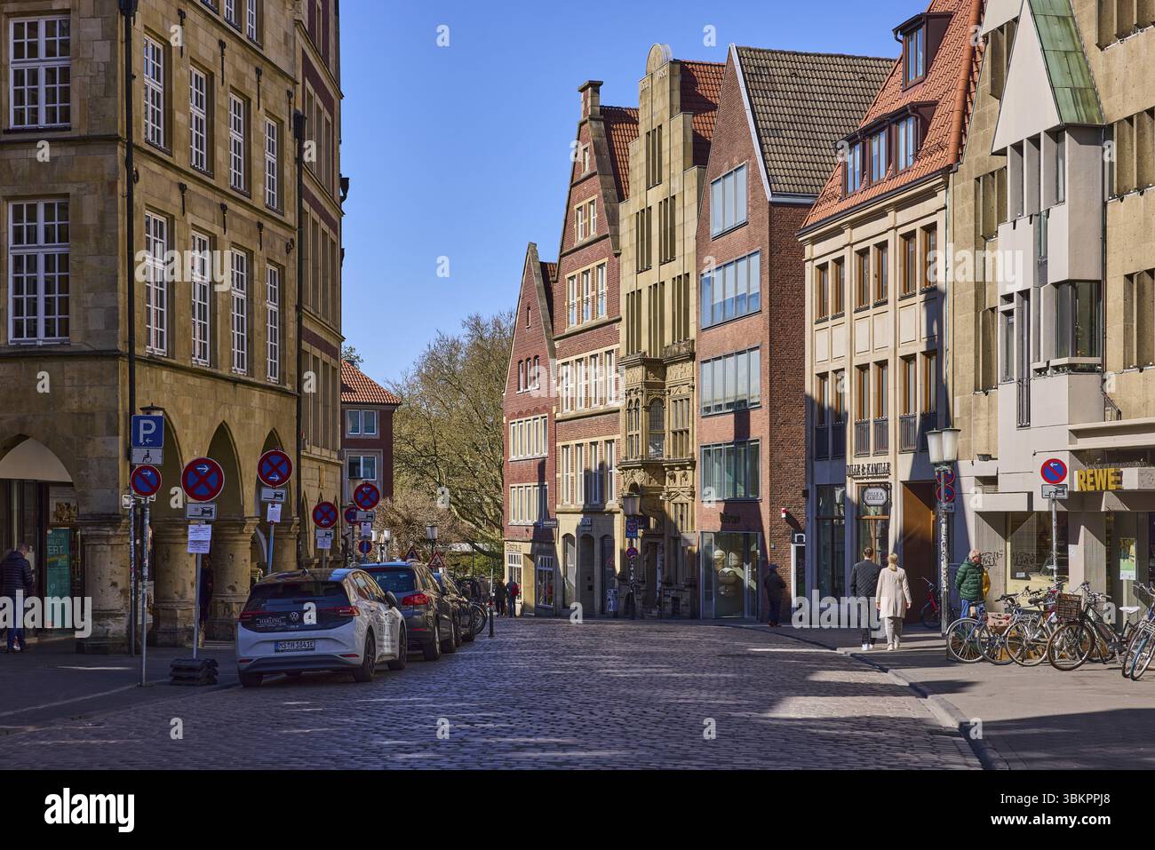 Città vecchia, case storiche, negozi al dettaglio, pedoni come motivo secondario, cielo azzurro senza nuvole, Drubbel, Muenster, Muensterland, città indipendente, nord Foto Stock