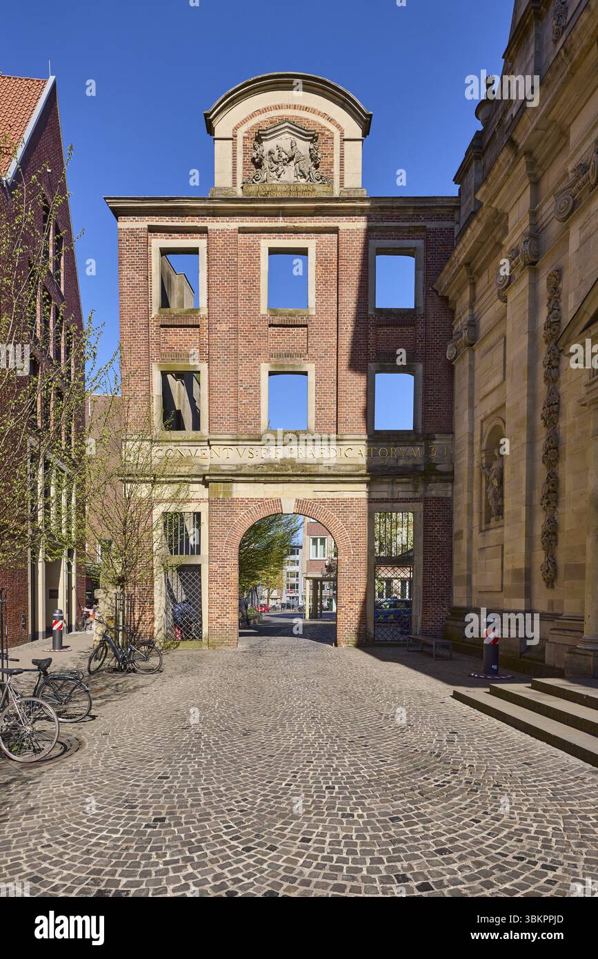 Ex chiesa dominicana, città vecchia, chiesa, stile architettonico barocco, edificio convento, rovina, pavimentazione di ciottoli, cielo azzurro senza nuvole, Julius-V. Foto Stock