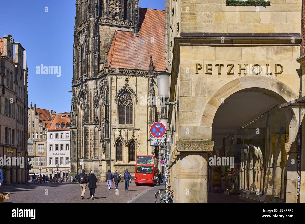 Portici, edifici storici, gables, St. Lamberti, chiesa, città vecchia, cielo azzurro senza nuvole, Prinzipalmarkt, Muenster, Muensterland, città indipendente, Nor Foto Stock