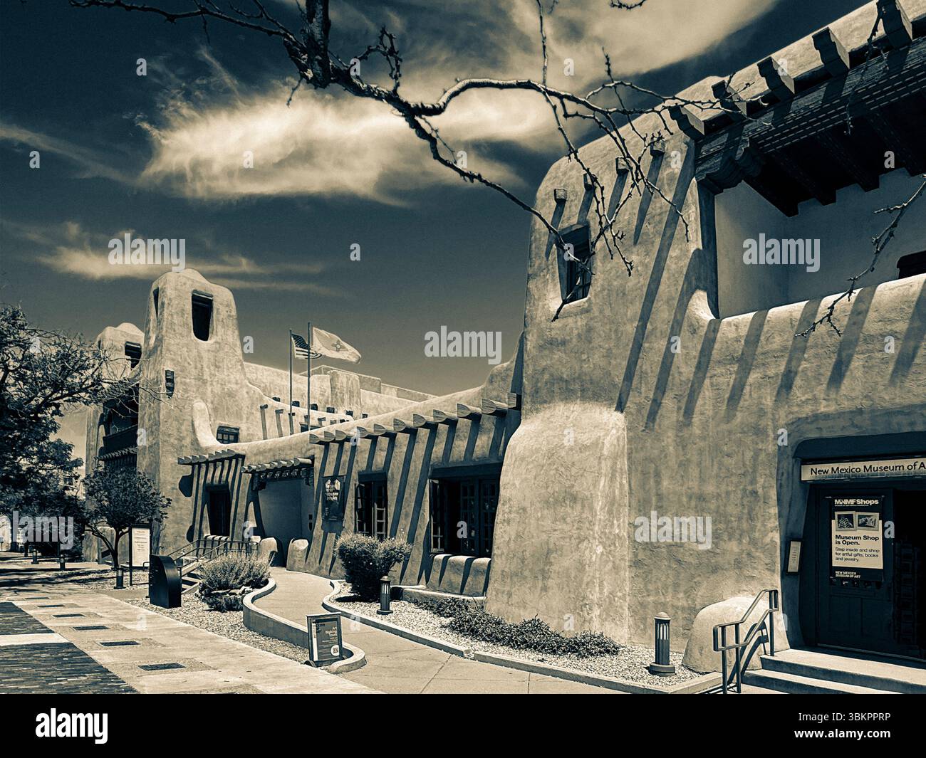 Gioiello architettonico, il New Mexico Museum of Art, noto per il suo stile revival Pueblo, un punto di riferimento su Palace Avenue a Santa Fe, NEW MEXICO Foto Stock