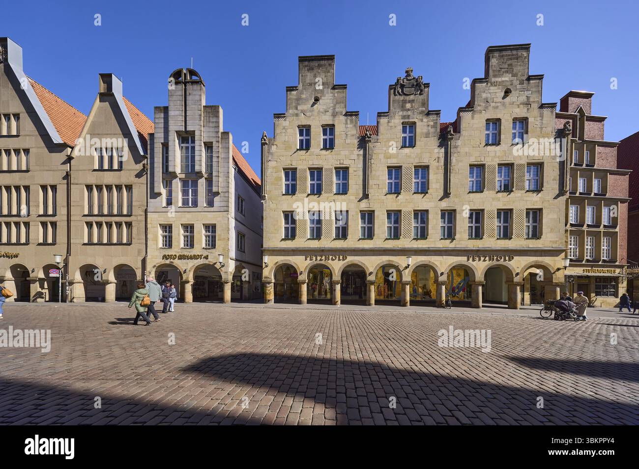Città vecchia, edifici storici, facciata, finestra, timpano, portici, strada acciottolata, pedoni come motivo secondario, cielo blu senza nuvole, Prinzipalmarkt Foto Stock
