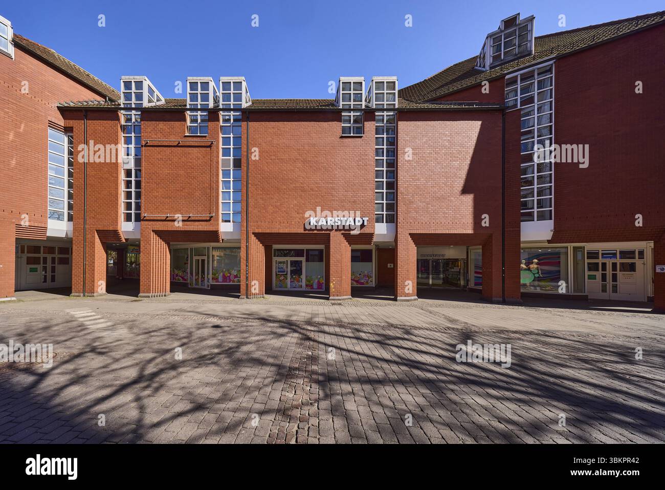 Karstadt Galeria Kaufhof, grandi magazzini, mattoni, architettura moderna, zona pedonale, area d'ingresso, cielo azzurro senza nuvole, Heinrich-Brueni Foto Stock