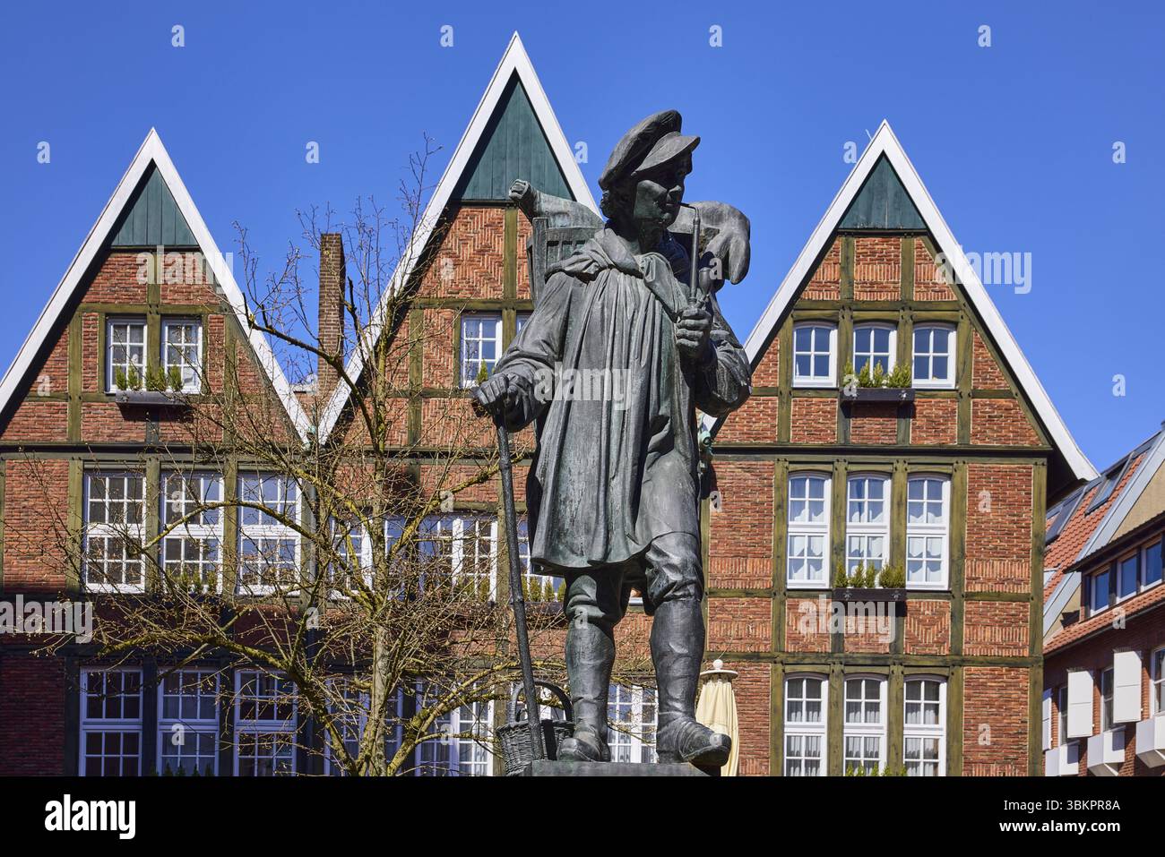 Monumento di Kiepenkerl, scultura in bronzo, architettura in mattoni, facciata, finestra, Blue Cloudless Sky, Spiekerhof, Muenster, Muensterland, città indipendente, N Foto Stock