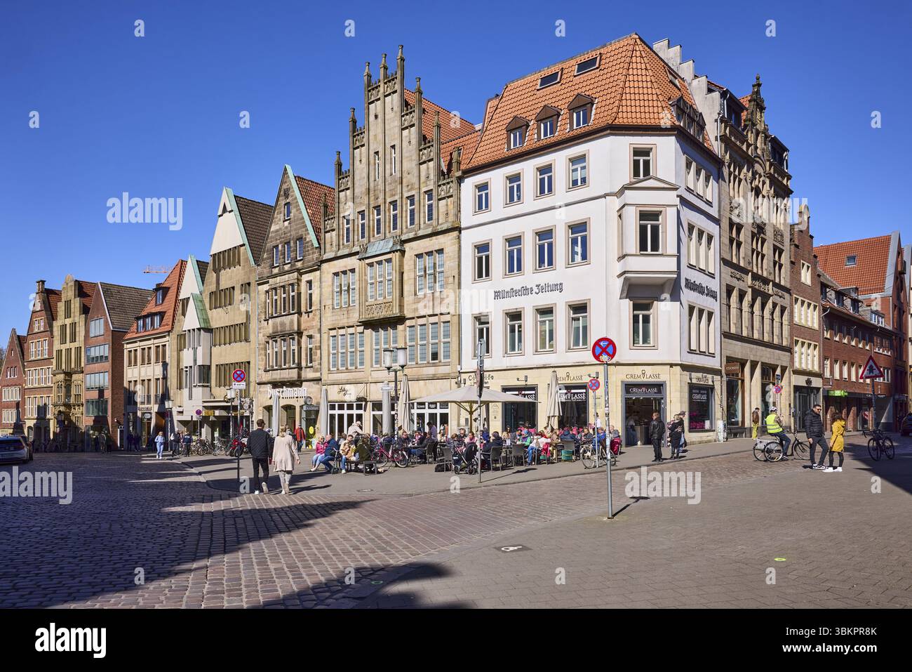 Città vecchia, edifici storici, area esterna di un ristorante, pedoni come motivo secondario, cielo blu senza nuvole, intersezione Prinzipalmarkt con Dru Foto Stock