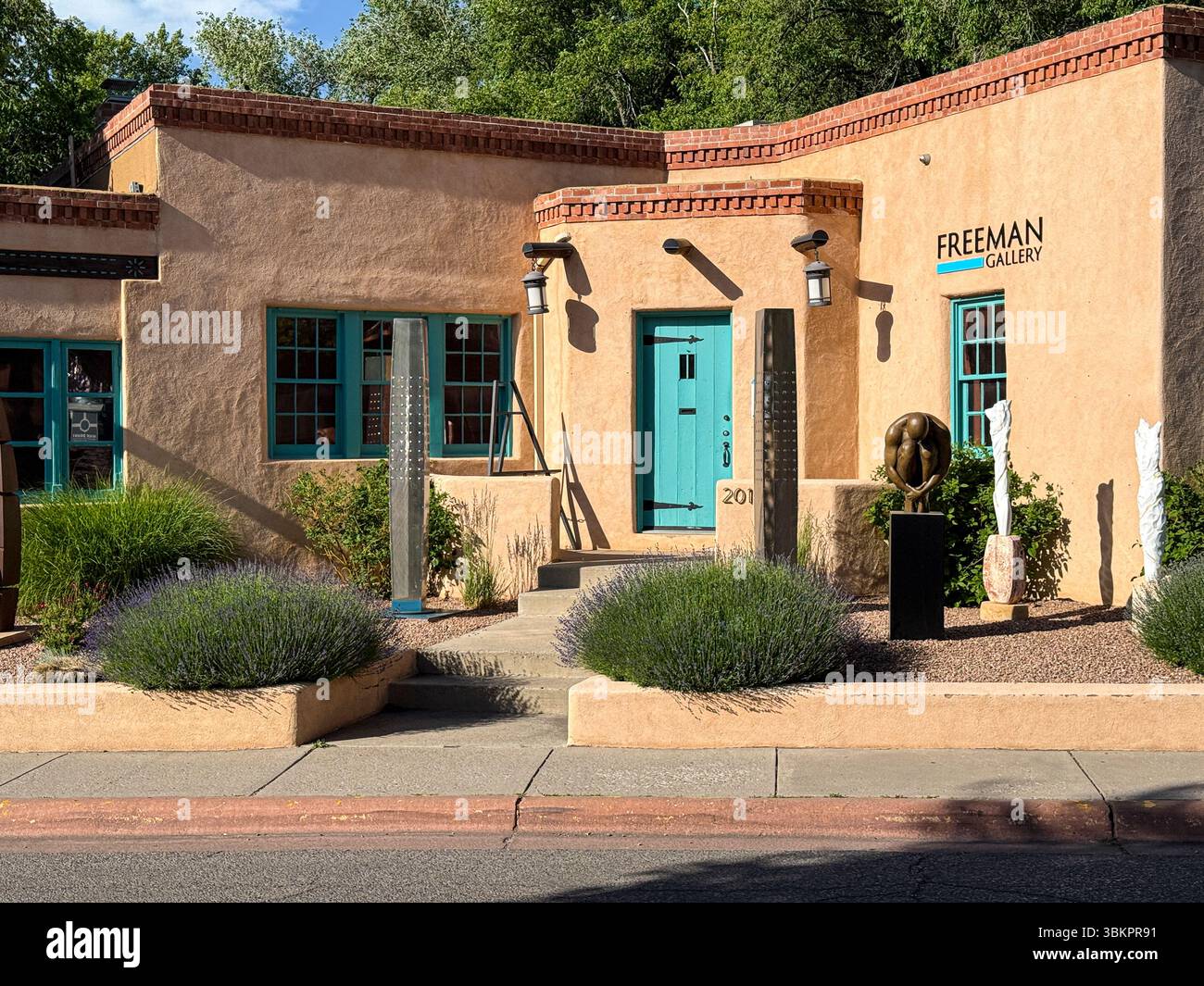 Classica architettura territoriale della Freeman Art Gallery sulla famosa Canyon Road a Santa Fe, NEW MEXICO, USA Foto Stock
