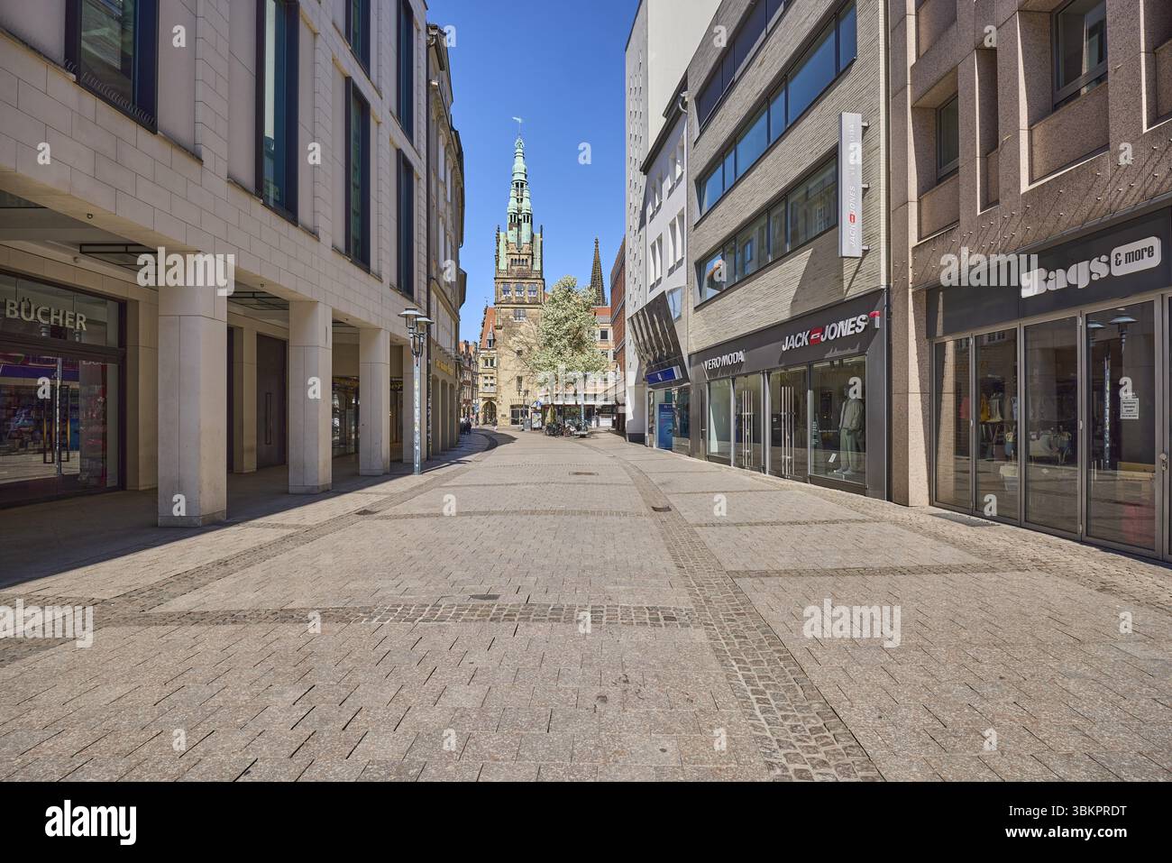 Zona pedonale, negozi al dettaglio, Stadthausturm, stile architettonico neo-rinascimentale, architetto Alfred Hensen, torre, cielo blu senza nuvole, Ludgeristrasse Foto Stock