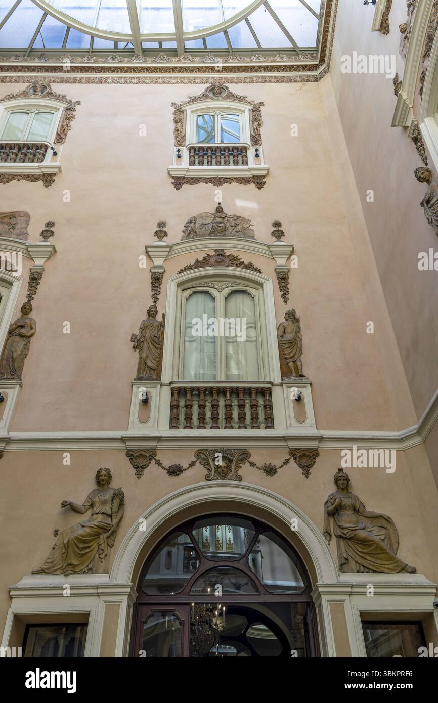 Il Museo Nazionale delle Ceramiche e delle Arti applicate Gonzalez Marti è il museo del palazzo con una magnifica facciata settecentesca nel centro storico Foto Stock