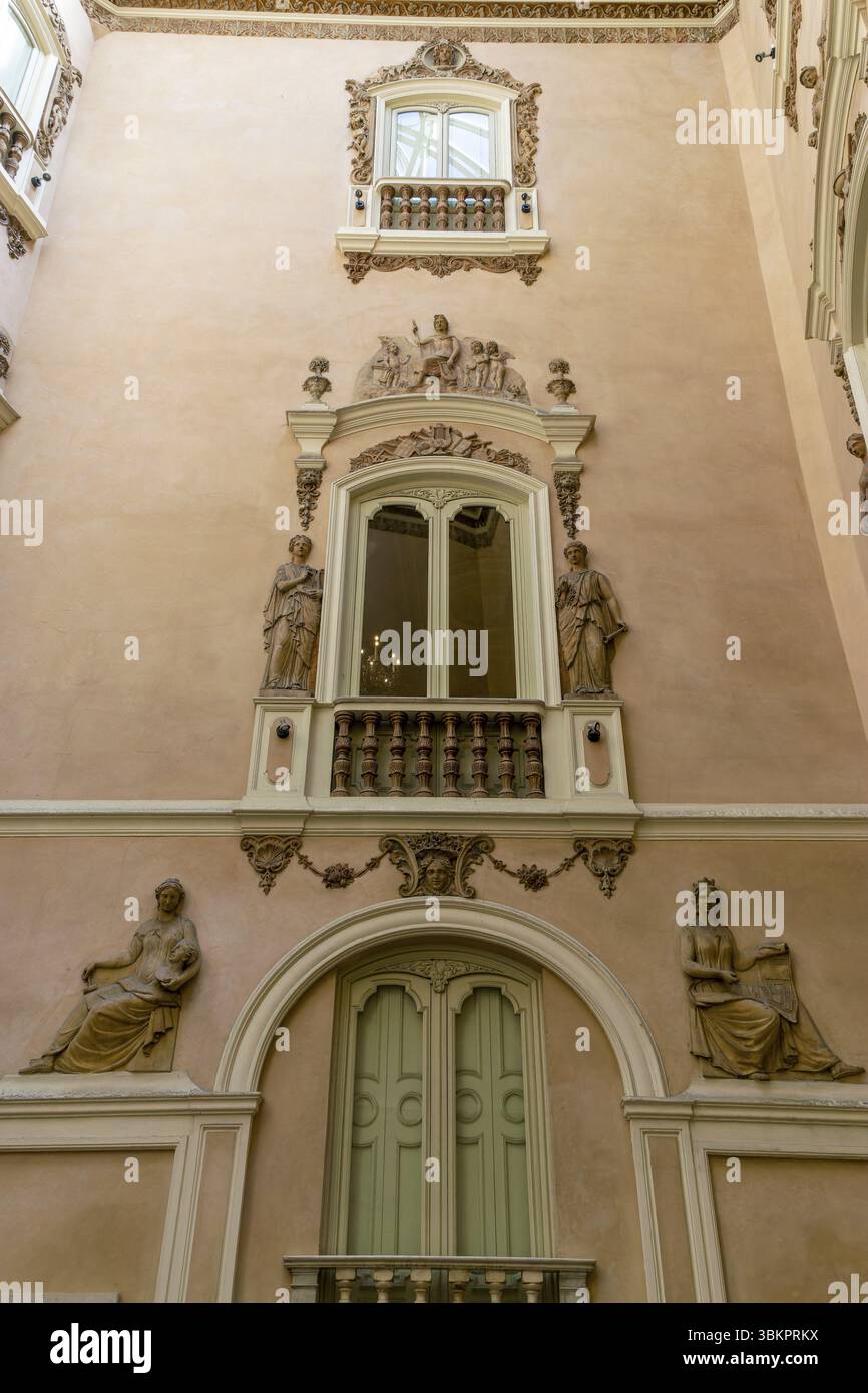 Il Museo Nazionale delle Ceramiche e delle Arti applicate Gonzalez Marti è il museo del palazzo con una magnifica facciata settecentesca nel centro storico Foto Stock