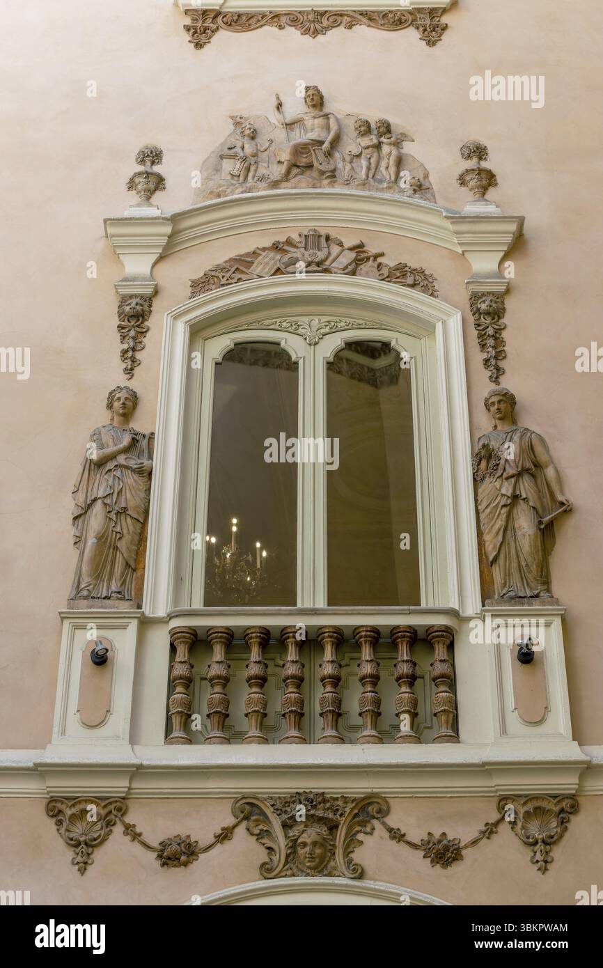 Il Museo Nazionale delle Ceramiche e delle Arti applicate Gonzalez Marti è il museo del palazzo con una magnifica facciata settecentesca nel centro storico Foto Stock
