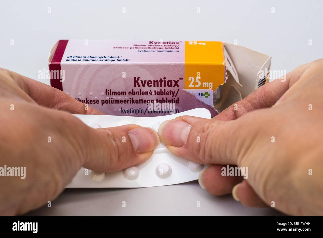 Tallinn, Estonia - 22 giugno 2025: Le compresse di Kventiax contengono quetiapina, un antipsicotico per la schizofrenia, disturbo bipolare, disturbo depressivo maggiore Foto Stock