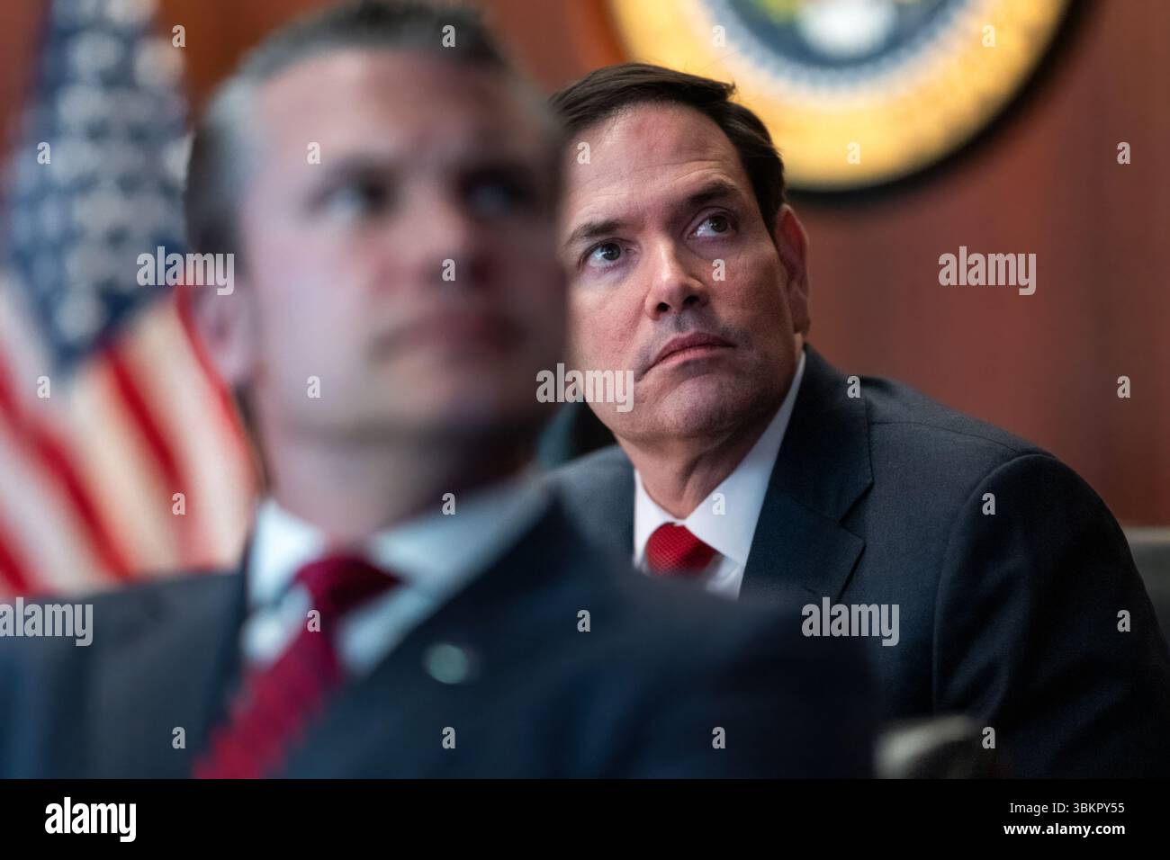 Il Segretario alla difesa DEGLI STATI UNITI Pete Hegseth e il Segretario di Stato Marco Rubio assistono agli attacchi aerei statunitensi su obiettivi nucleari iraniani dalla stanza della situazione della Casa Bianca durante l'operazione Midnight Hammer il 21 giugno 2025. (USA) Foto Stock