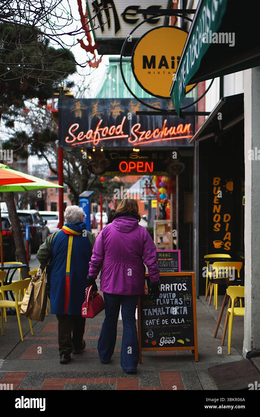 Sperimenta con la fotografia di strada nella Chinatown più antica e storica del Canada a Victoria, Vancouver Island, British Columbia, Canada Foto Stock