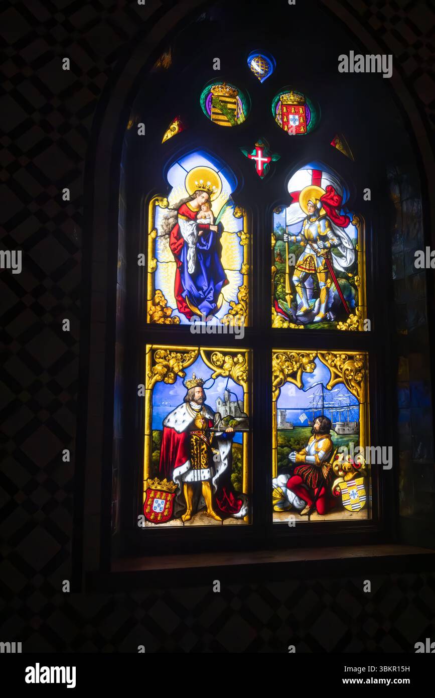 Capela da Nossa Senhora da Penha (Cappella della Madonna di Penha) vetrate colorate, Palácio Nacional da pena, Sintra, Portogallo Foto Stock