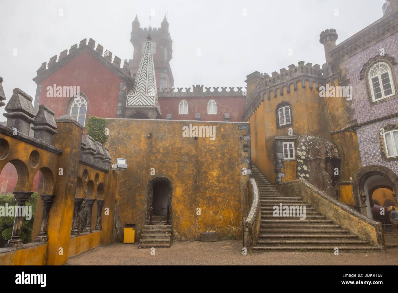 Cortile degli archi e Capela da Nossa Senhora da Penha (Cappella nostra Signora di Penha). Palácio Nacional da pena, Sintra, Portogallo Foto Stock