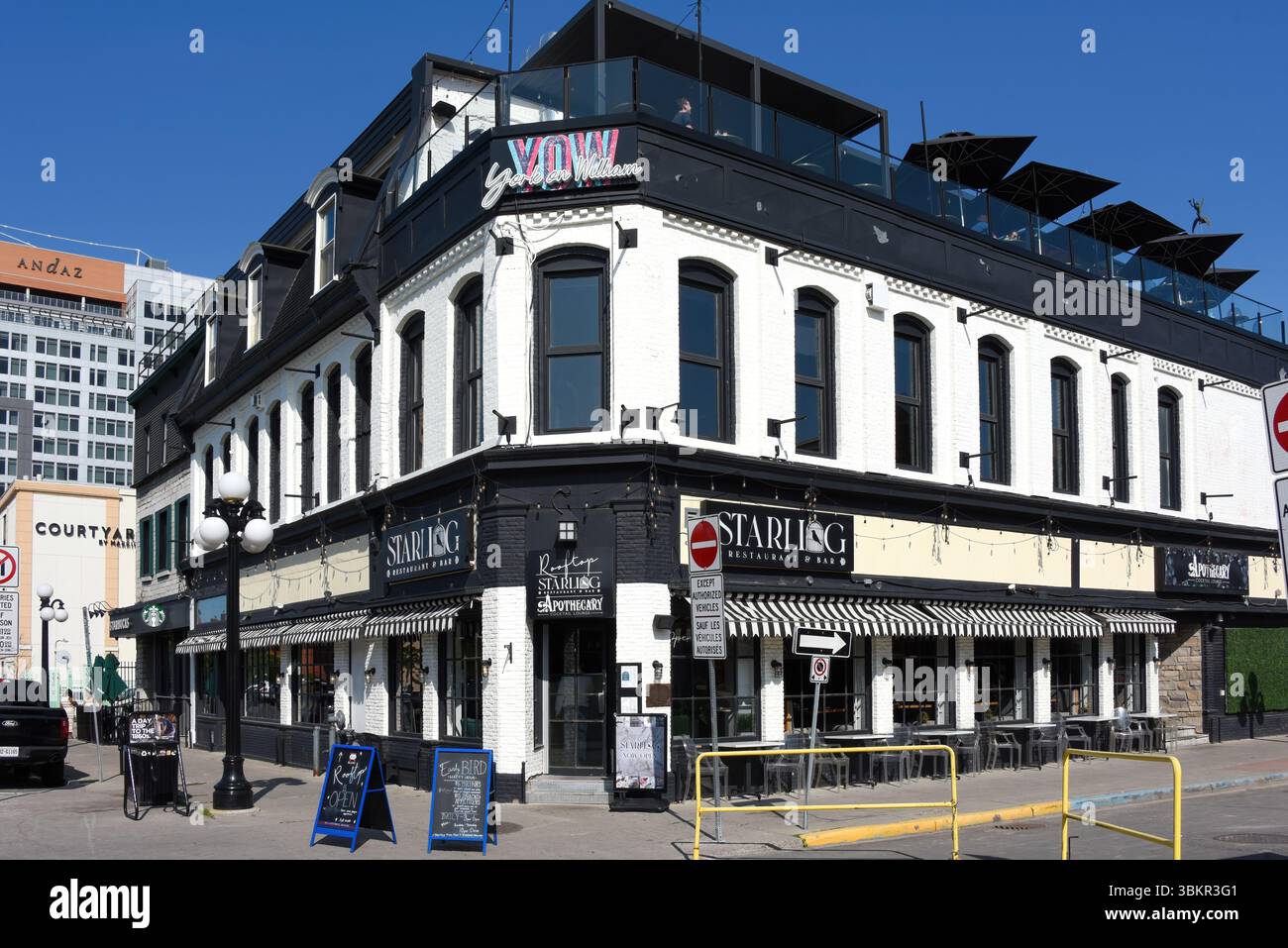 Ottawa, Canada - 20 giugno 2025: The Starling Restaurant and Bar, con patio sul tetto, e The Apothecary cocktail Lounge nel famoso Byw di Ottawa Foto Stock Ottawa, Canada - 20 giugno 2025: The Starling Restaurant and Bar, con patio sul tetto, e The Apothecary cocktail Lounge nel famoso Byw di Ottawa Foto Stock