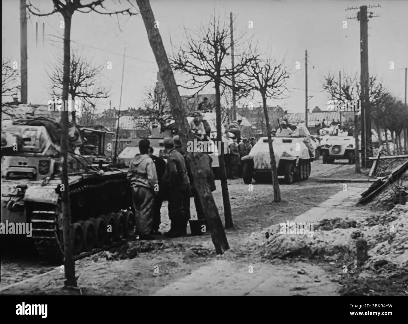 WW2 Screen B&W Still German Snow mimetizzò carri armati e mezze tracce durante il Counter Attack della SS Wiking Division vicino a Kovel 1944 Foto Stock