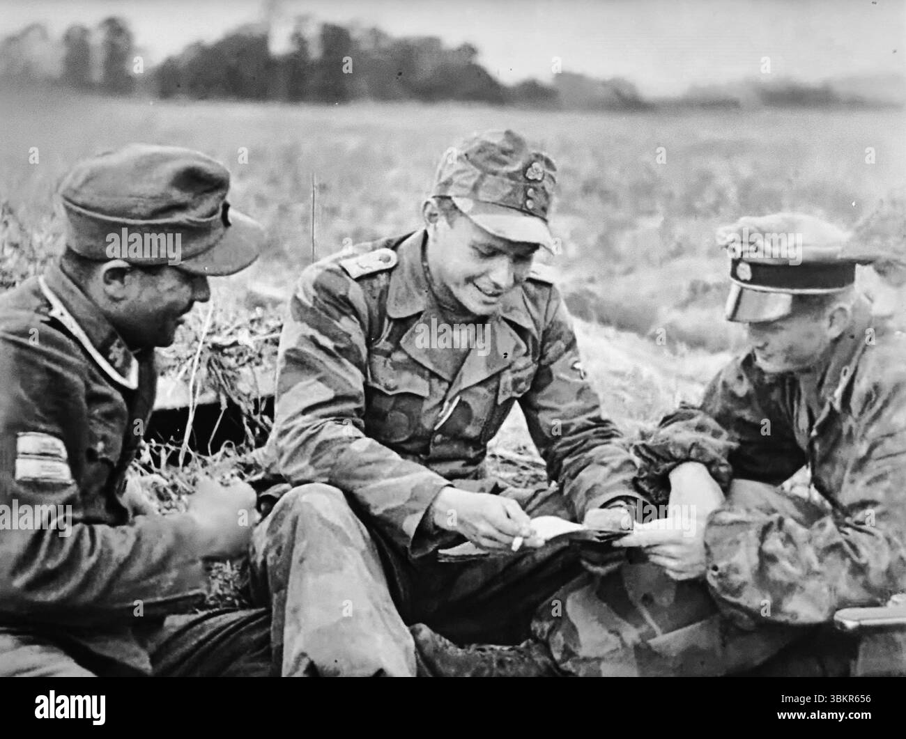 WW2 Screen B&W ancora tre membri della 12th SS Panzer Division condividono una lettera sul fronte Normandia 1944 Foto Stock