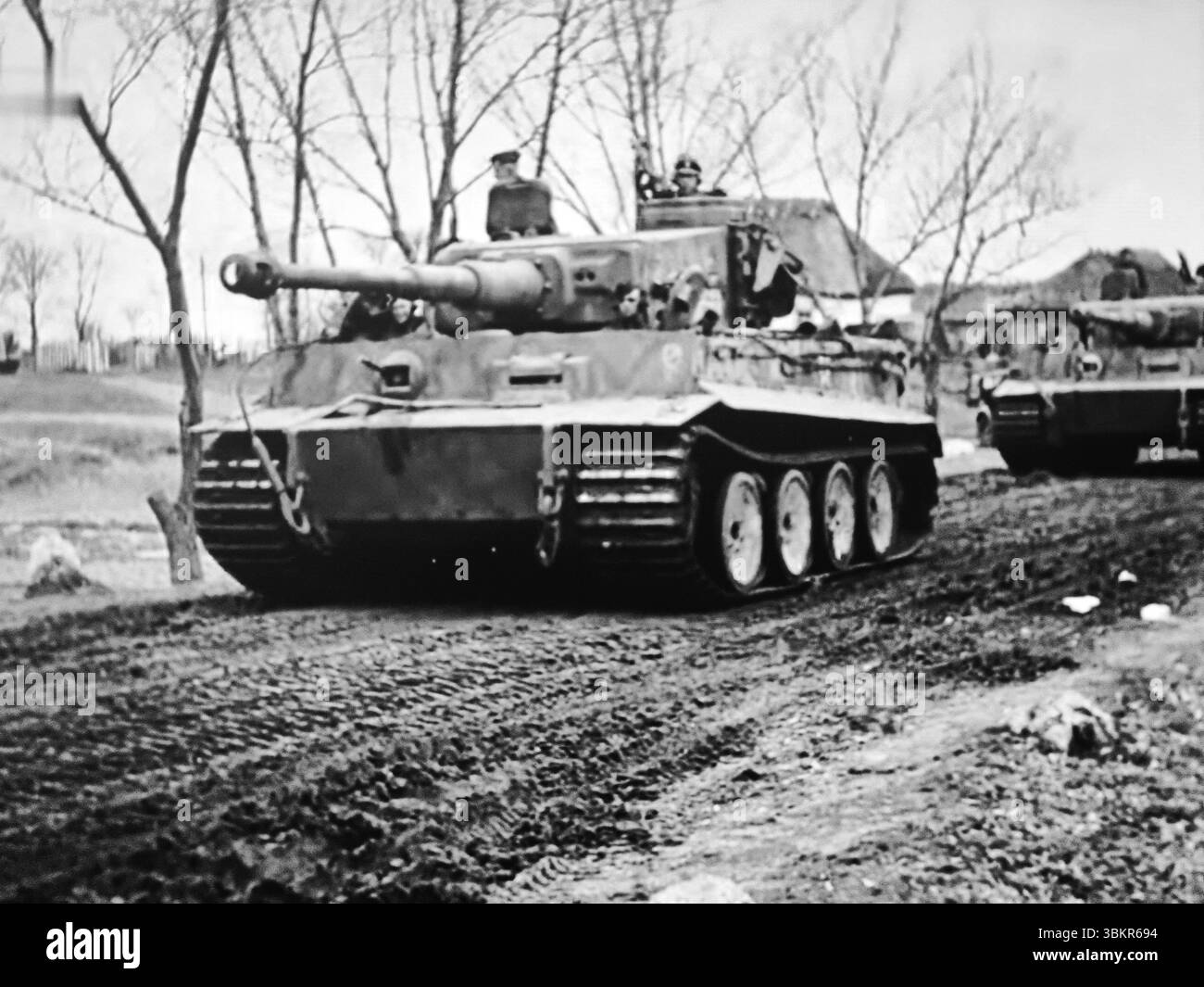WW2 Screen B&W Still German Tiger Tank della 1st SS panzer Division avanza durante l'offensiva autunnale del dicembre 1943 Foto Stock