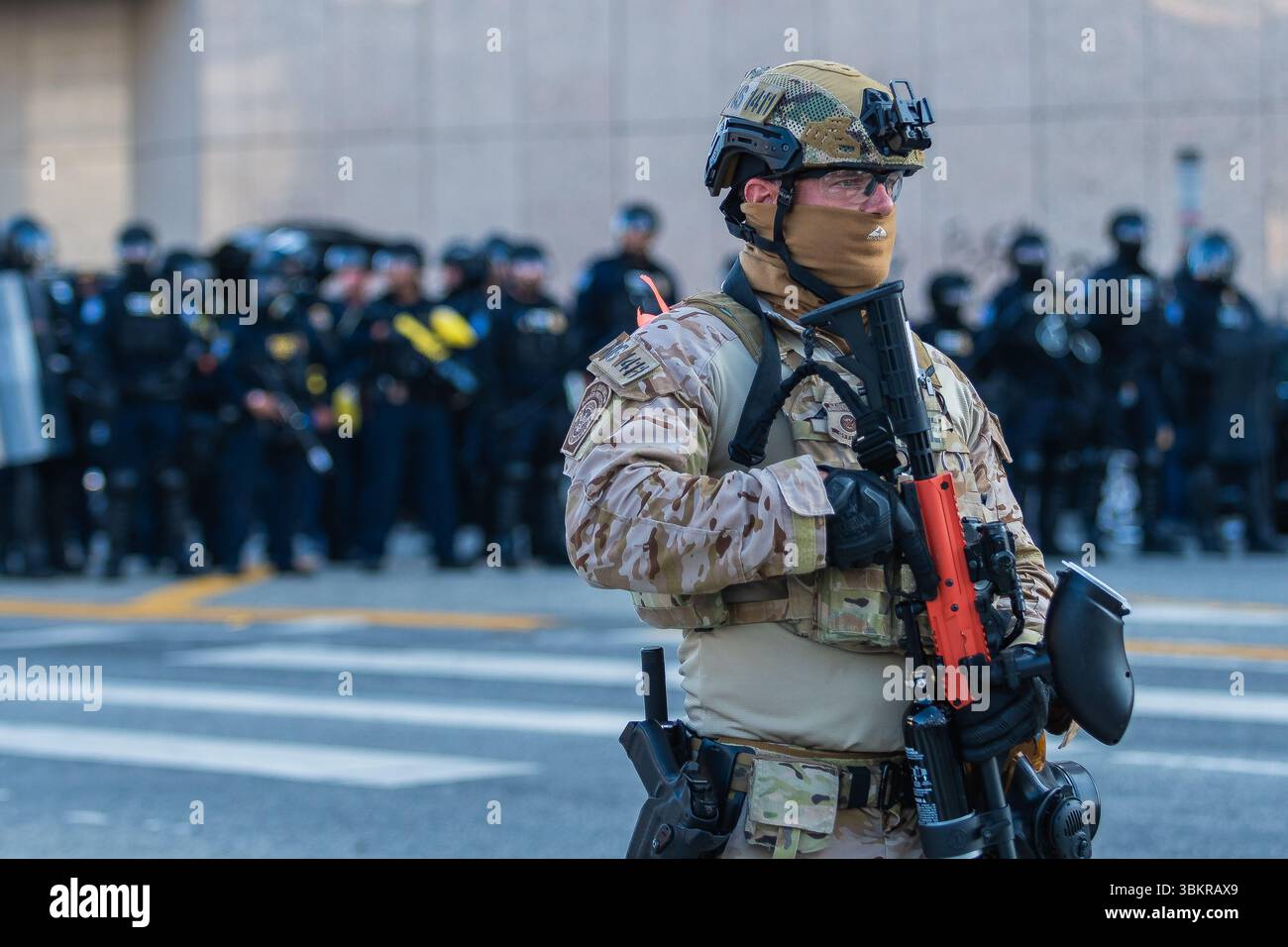 Los Angeles, USA – 8 giugno 2025: Agente di pattuglia di frontiera durante una manifestazione in centro contro le operazioni ICE espanse e a sostegno dei diritti degli immigrati Foto Stock