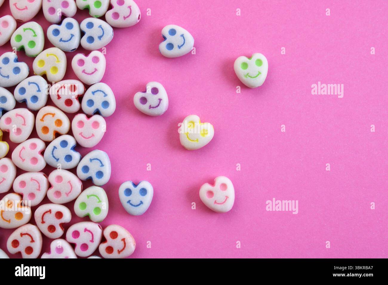 Gruppo di cuori colorati con volti felici Foto Stock