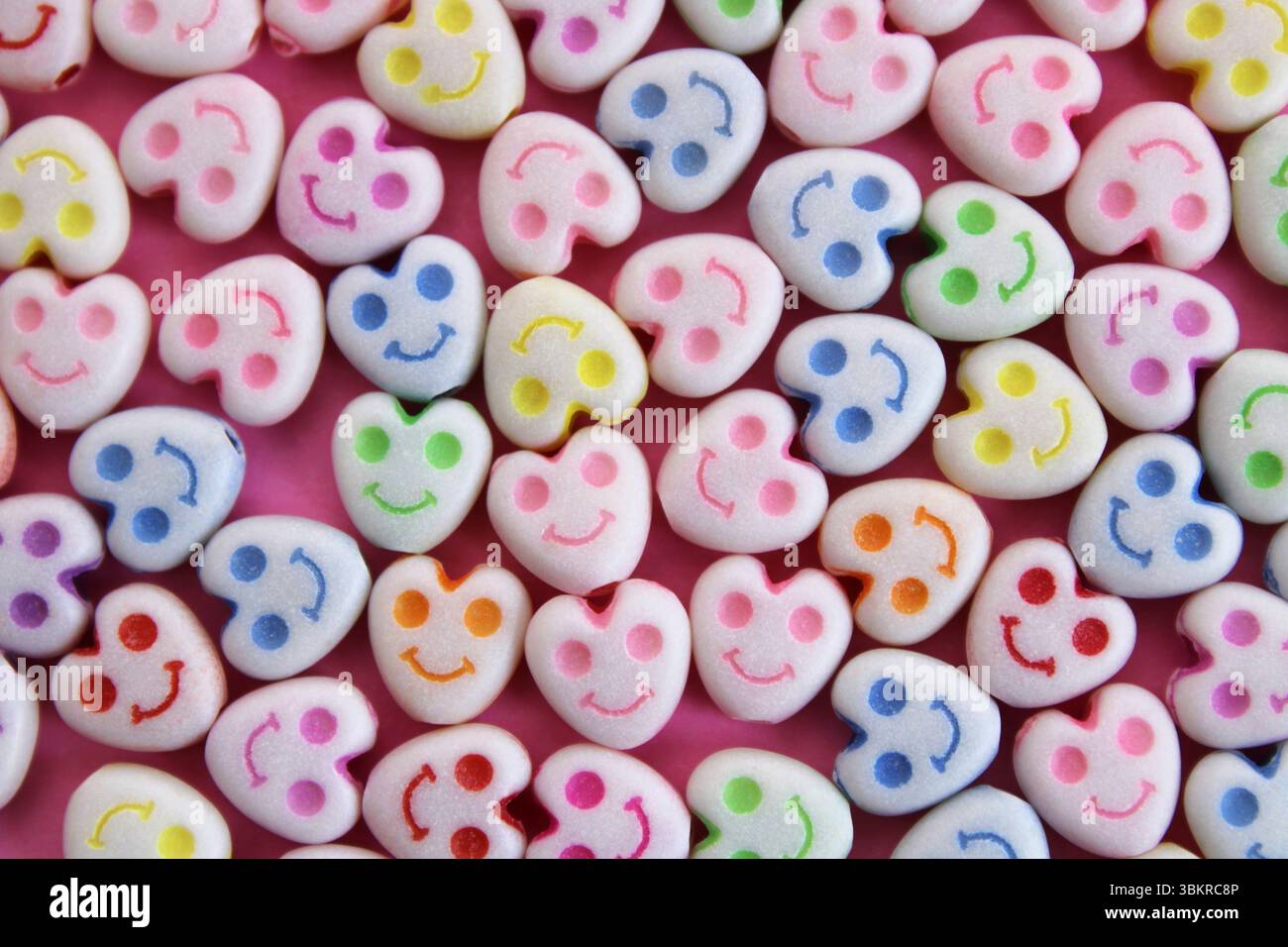 Sfondo pieno di cuori felici Foto Stock