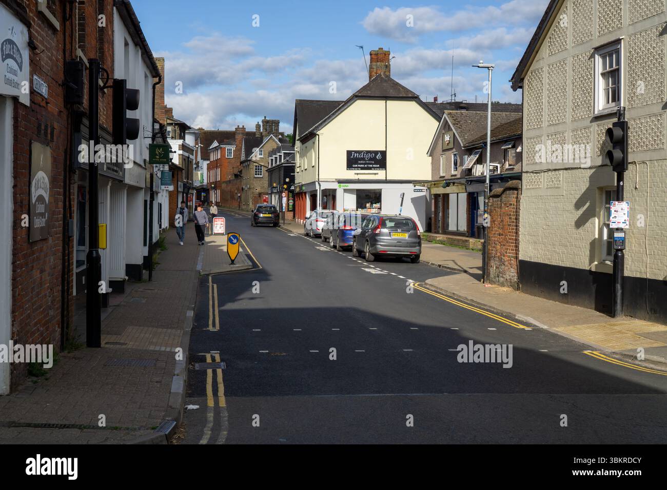 Una scena di strada a Saffron Walden, Essex, Inghilterra, con negozi ed edifici in una giornata di sole in Gran Bretagna. Foto Stock
