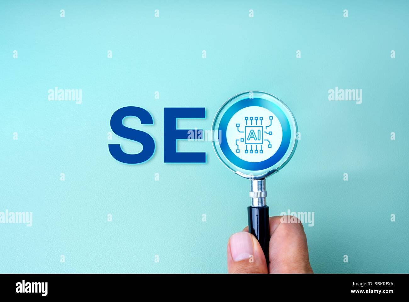 Ottimizzazione SEO, marketing per motori di ricerca, con concetto tecnologico di strumenti di assistenza di intelligenza artificiale. Chip AI focalizzato sulla lente di ingrandimento i Foto Stock