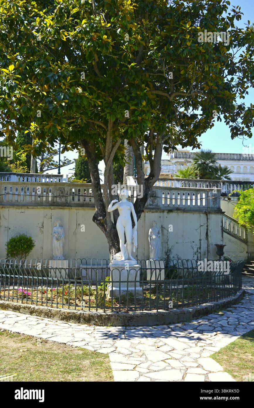 I giardini del Palazzo Achilleion, costruito da Sissi, imperatrice d'Austria, si trovano nella città di Gastouri a Corfù, in Grecia. Foto Stock