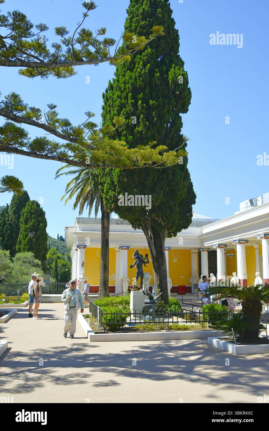 I giardini del Palazzo Achilleion, costruito da Sissi, imperatrice d'Austria, si trovano nella città di Gastouri a Corfù, in Grecia. Foto Stock