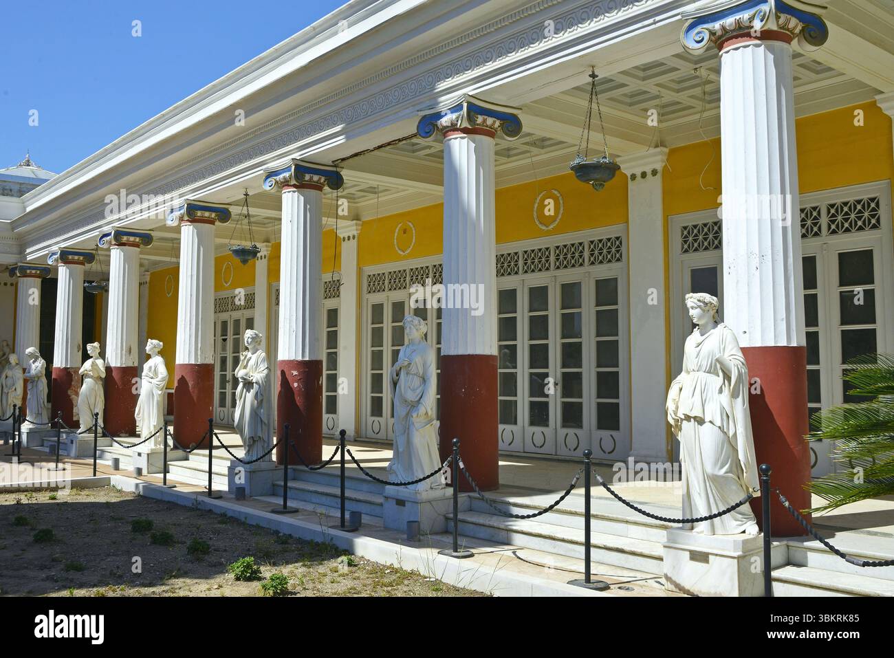 I giardini del Palazzo Achilleion, costruito da Sissi, imperatrice d'Austria, si trovano nella città di Gastouri a Corfù, in Grecia. Foto Stock