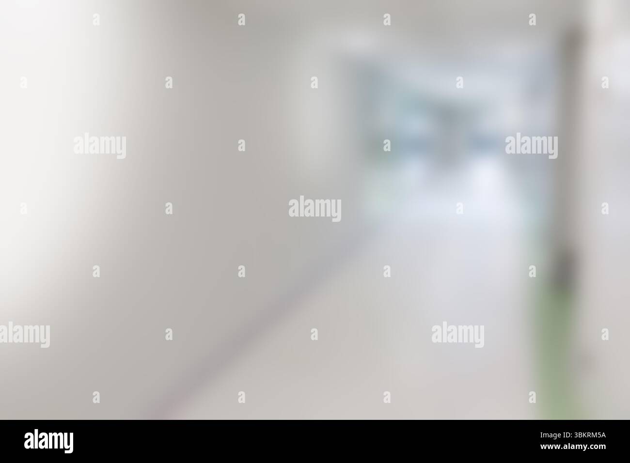 Interno del corridoio sfocato in ufficio Foto Stock