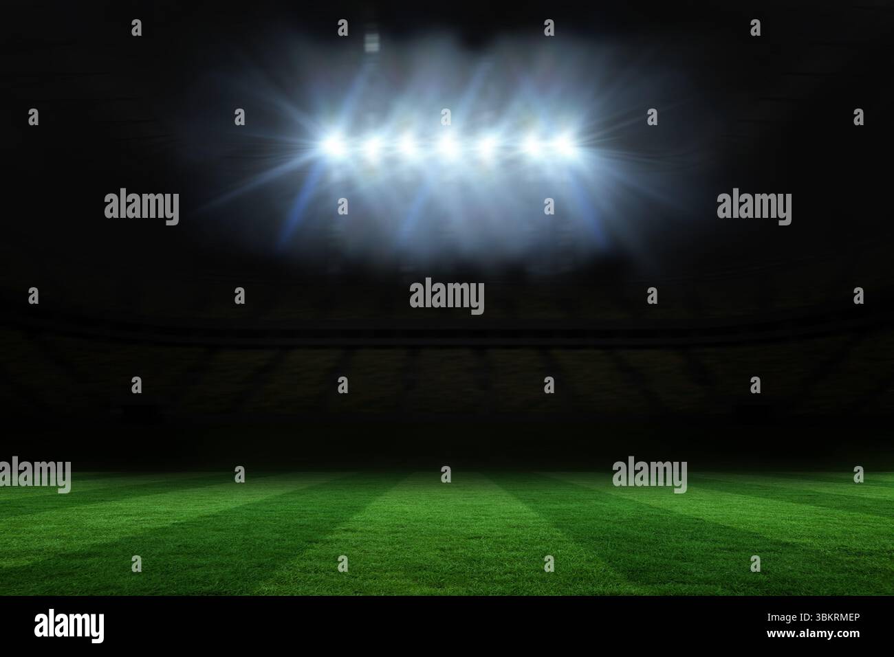 Il campo in erba illuminato a righe risplende all'interno di uno stadio piatto, con i riflettori accesi Foto Stock